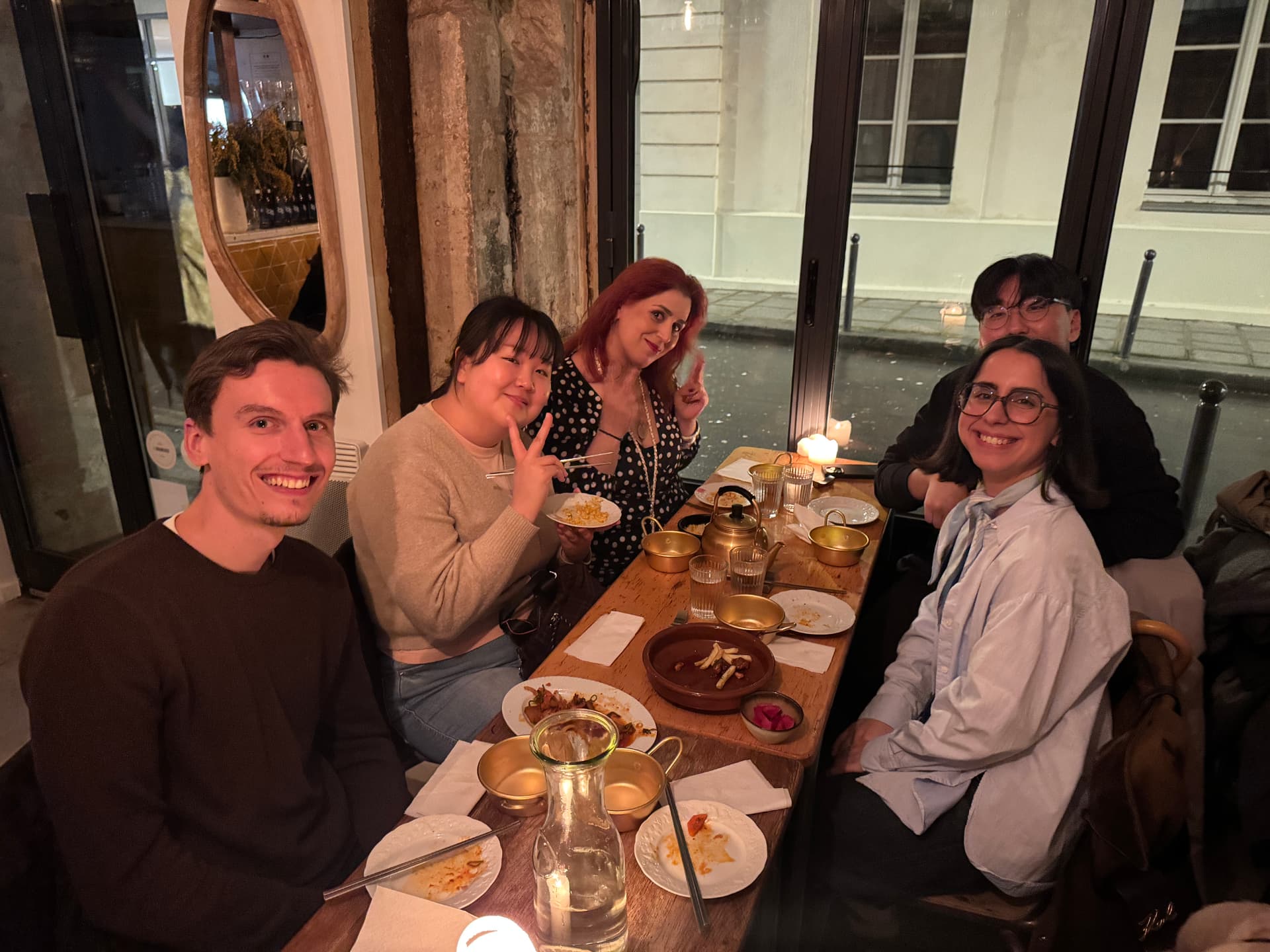 Convives attablés autour d'un dîner franco-coréen