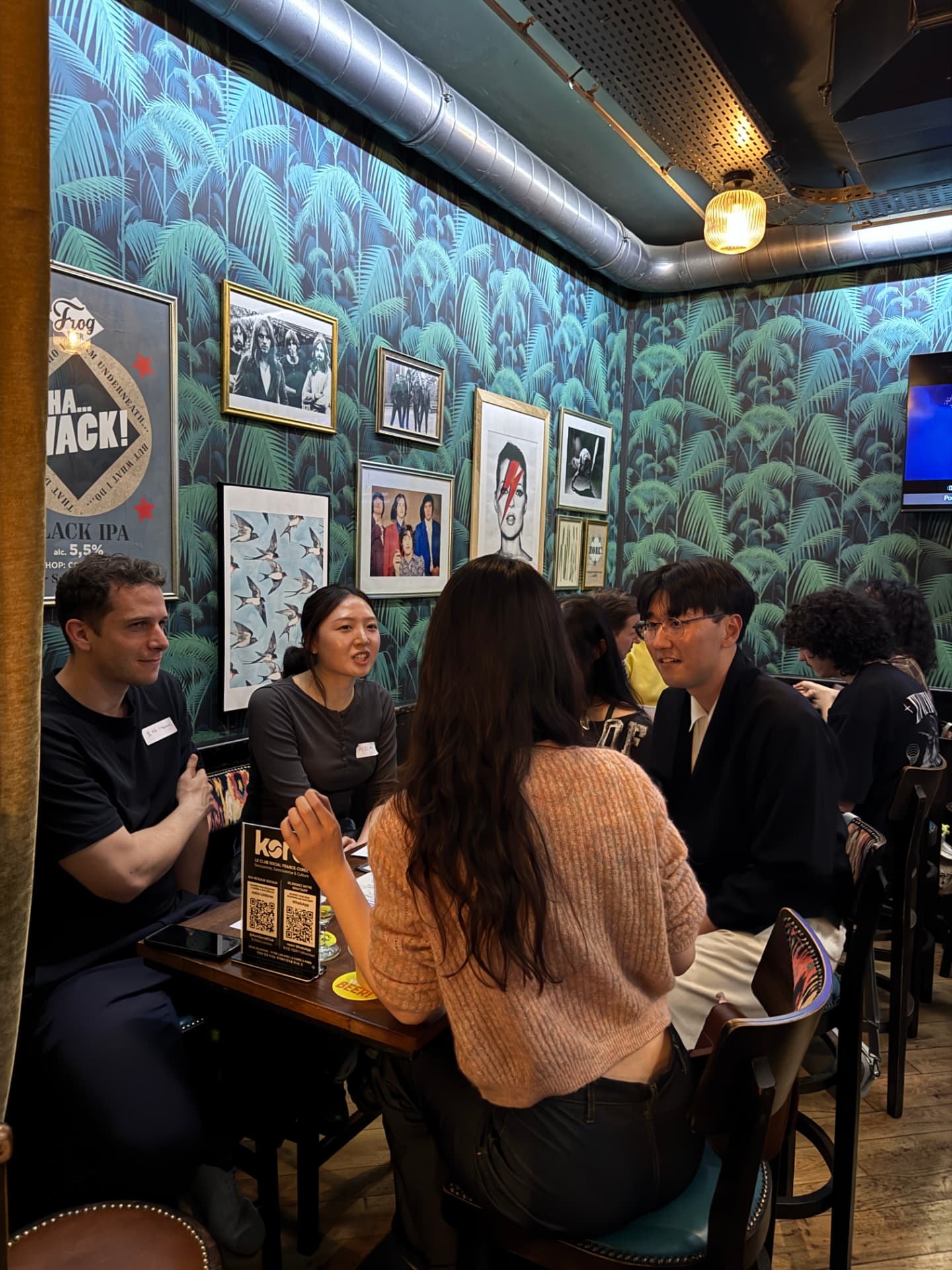 Deux membres échangeant en français et en coréen dans un café